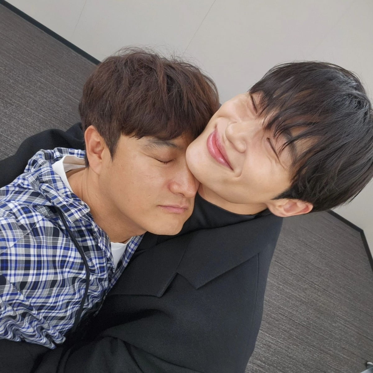 Byun Woo-seok ♥ Director Yoon Jong-ho reveals two shots of them embracing each other