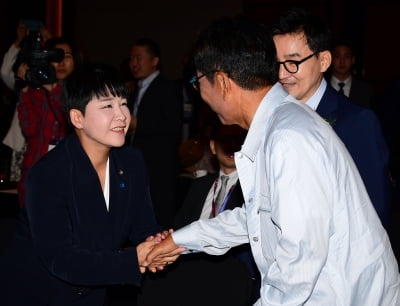 [TEN포토]이수만 '국회의원 리아와 인사'