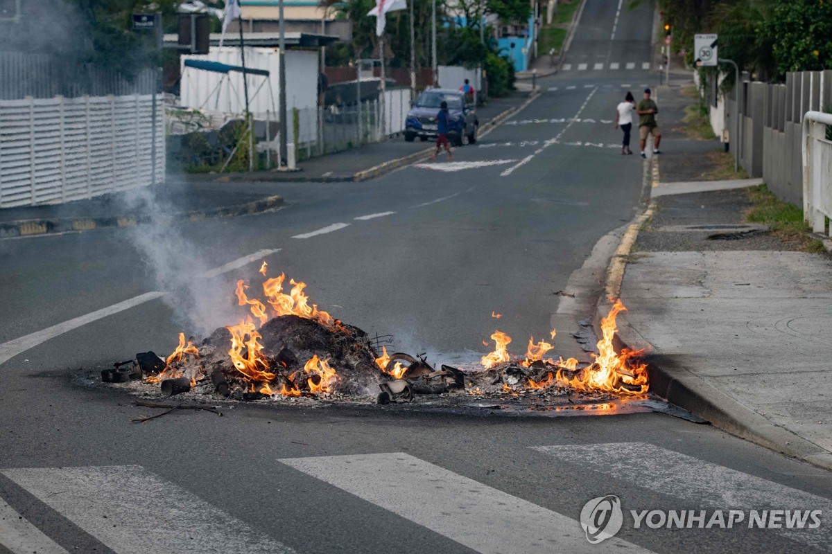 프랑스령 누벨칼레도니 유혈 소요사태…마크롱, 급거 일정 취소(종합)