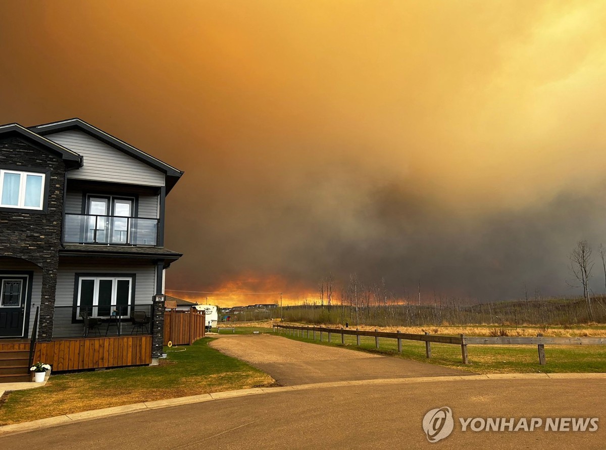 캐나다 서부 산불 확산일로…'석유생산 거점' 포트 맥머리 위협