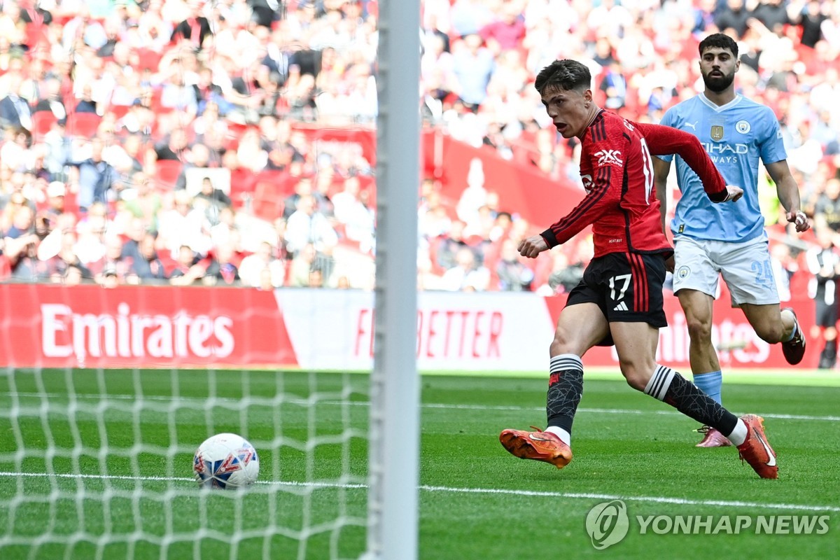 맨유, FA컵 결승서 맨시티 2-1 격파…8년 만의 우승+UEL 티켓