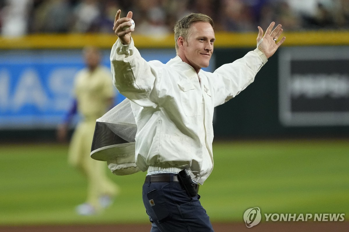 MLB서 벌떼 퇴치한 방역회사 직원, 기립박수 받고 경기 시구