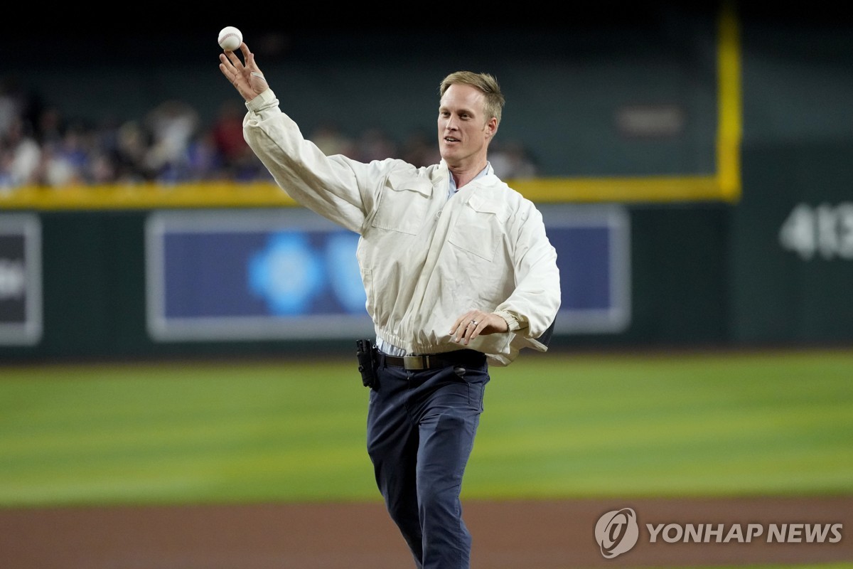 MLB서 벌떼 퇴치한 방역회사 직원, 기립박수 받고 경기 시구