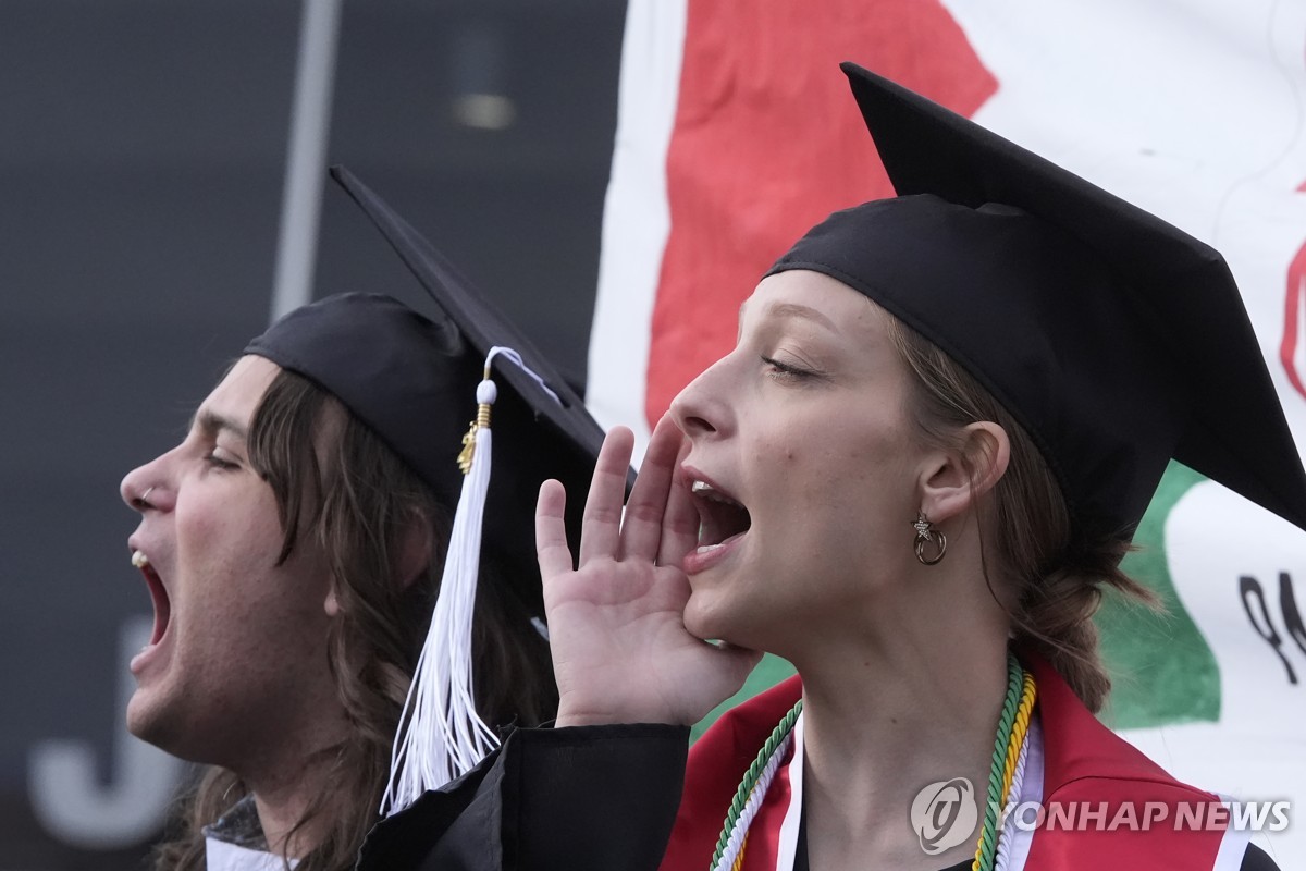 美대학 반전시위에 졸업식 망칠라 '비상'…금속탐지기도 등장