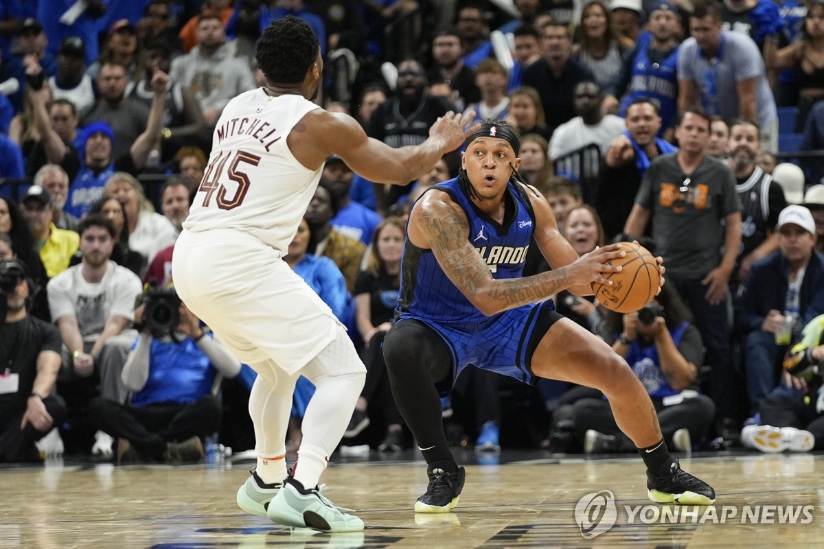 어빙 30득점…댈러스, 클리퍼스 꺾고 NBA 서부 PO 4강 진출