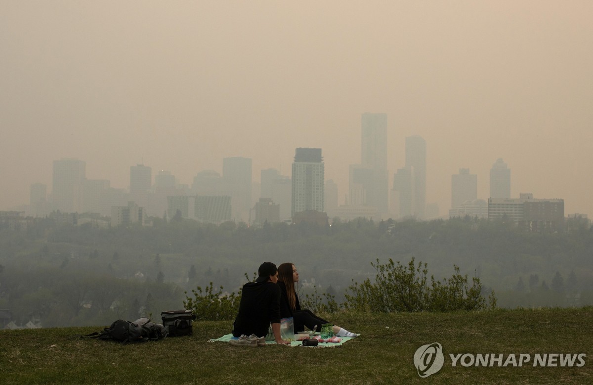 캐나다 산불 140여곳서 활활…美 하늘까지 매케한 연기