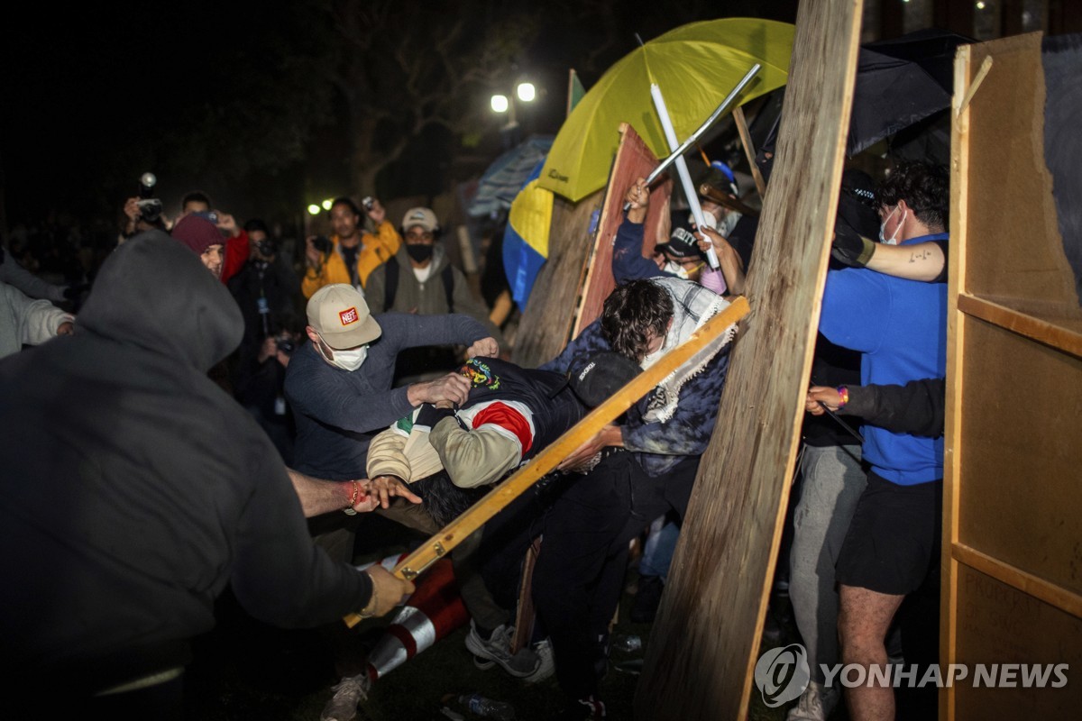 美UCLA서 '親팔' 시위대 공격한 10대 체포…유혈사태 후 한달만