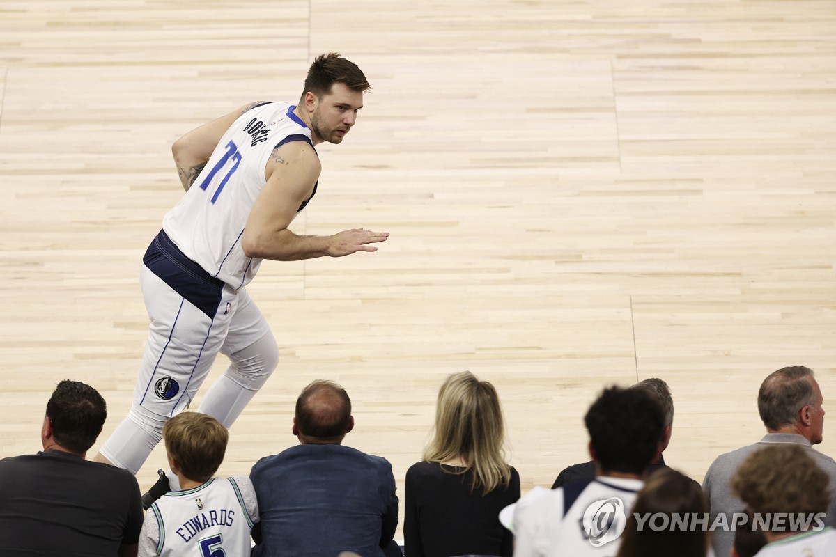 NBA 댈러스의 비결 '듀얼 코어 CPU'…잘하는 둘한테만 몰아 줘라