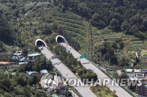 유료도로 100여차례 무단통과, 티켓사기 20대 징역 2년