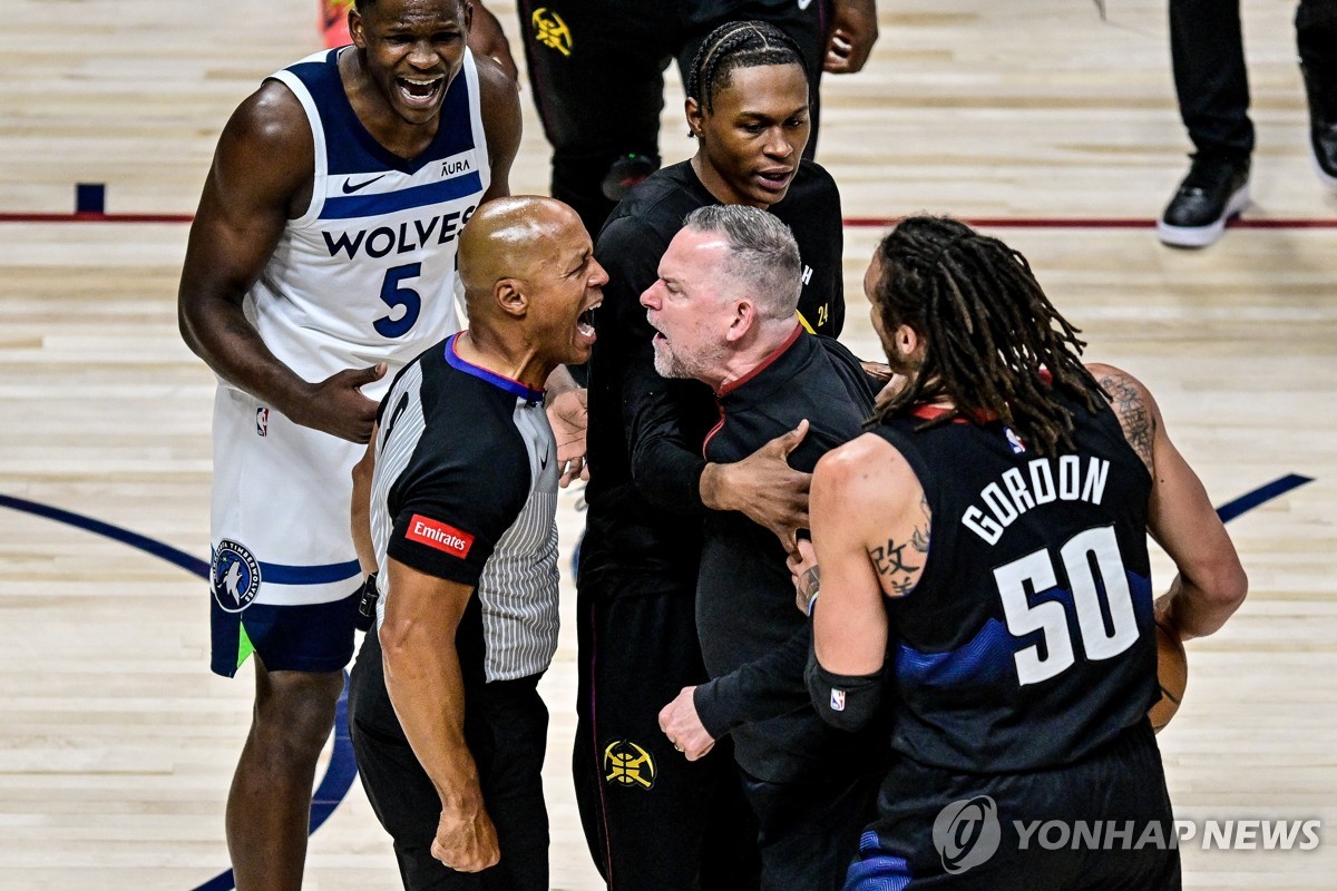 NBA 미네소타, 덴버에 2연승…에드워즈·타운스 54점 합작