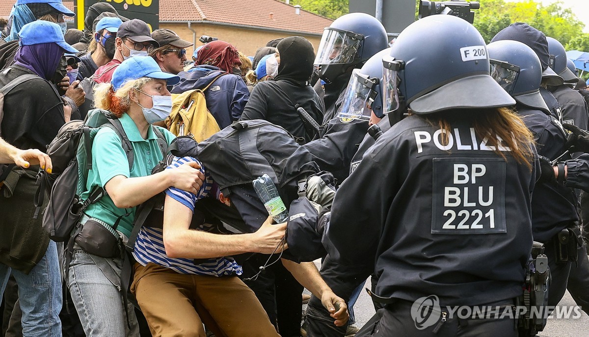 "독일서 車 빼면…" 테슬라 반대 시위에 정치권 비판