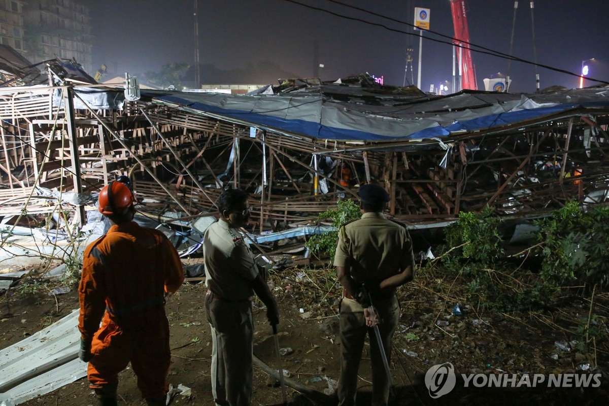 인도서 강풍에 높이 30ｍ 철제광고판 주유소로 '쾅'…14명 사망