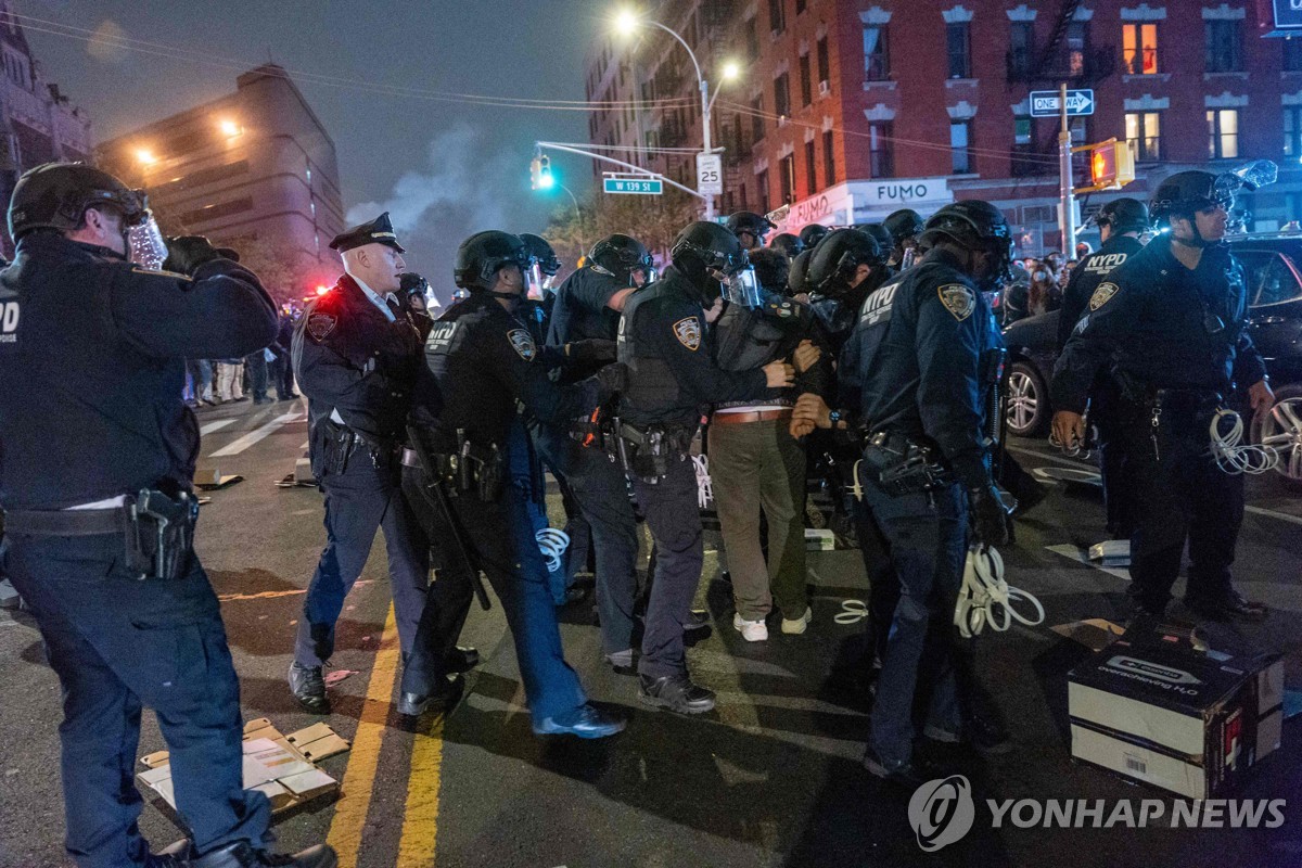 섬광탄 터트리고 화학물질 뿌리고…美캠퍼스 시위 경찰 강경진압