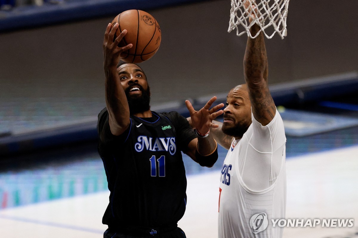 어빙 30득점…댈러스, 클리퍼스 꺾고 NBA 서부 PO 4강 진출