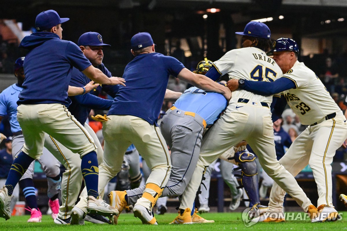 MLB 탬파베이-밀워키 경기서 선수간 주먹질로 벤치 클리어링