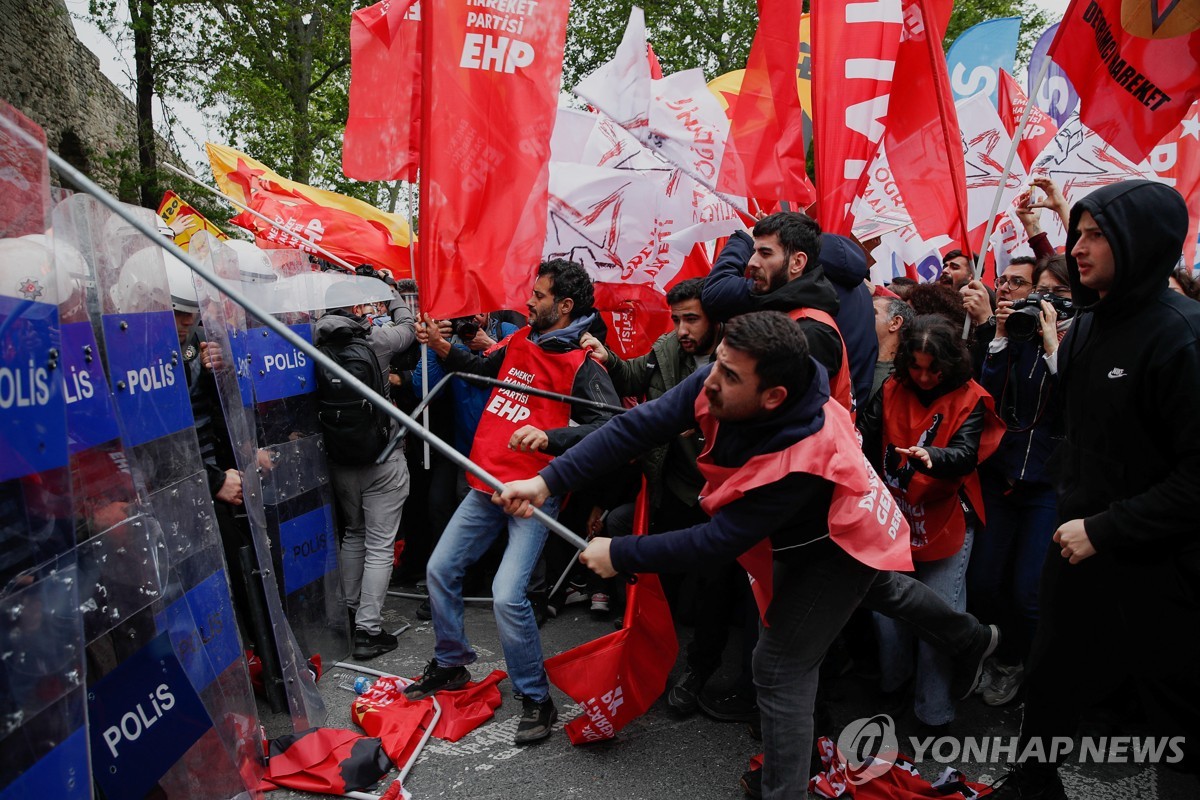 "우리는 살기 위해 일한다"…노동절 맞아 아시아 각국 거리 시위