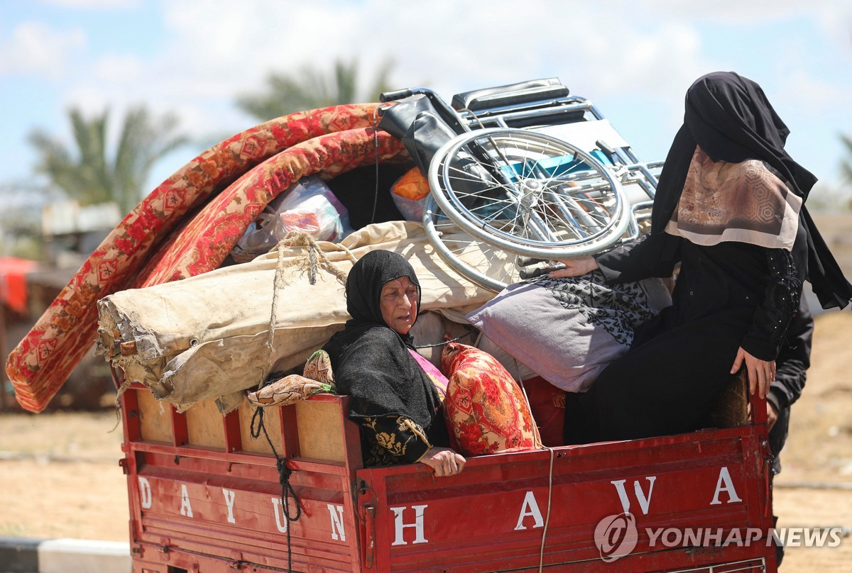 대피령 내린 가자지구 라파서 폭격 공포 속 피란 행렬