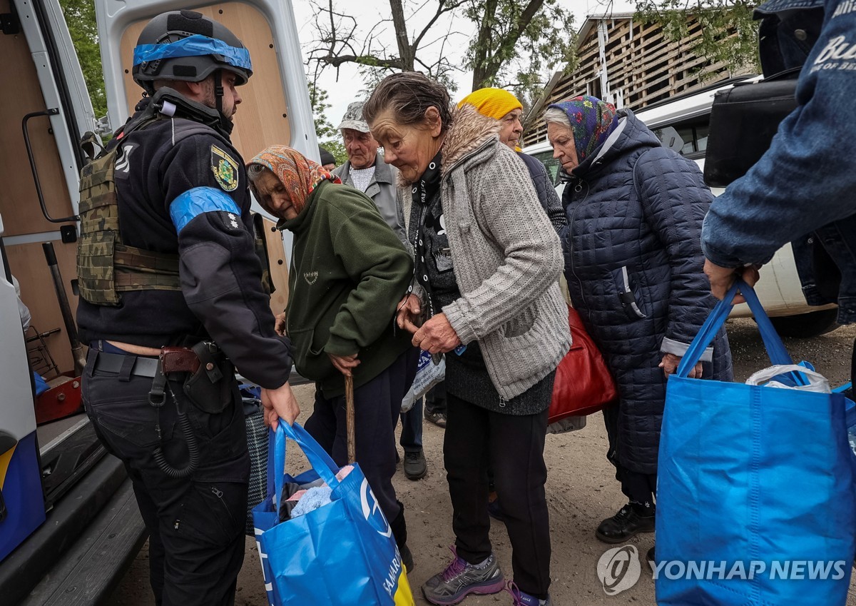 우크라 "하르키우 대피차량 폭격당해 경찰관 사망"