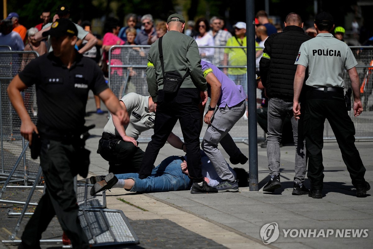 '피격' 슬로바키아 총리 다소 호전…"직무대행 필요없어"(종합)