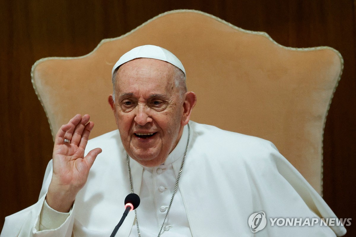 교황, '동성애 혐오' 표현 논란에 사과 "나쁜 의도 없어"(종합)
