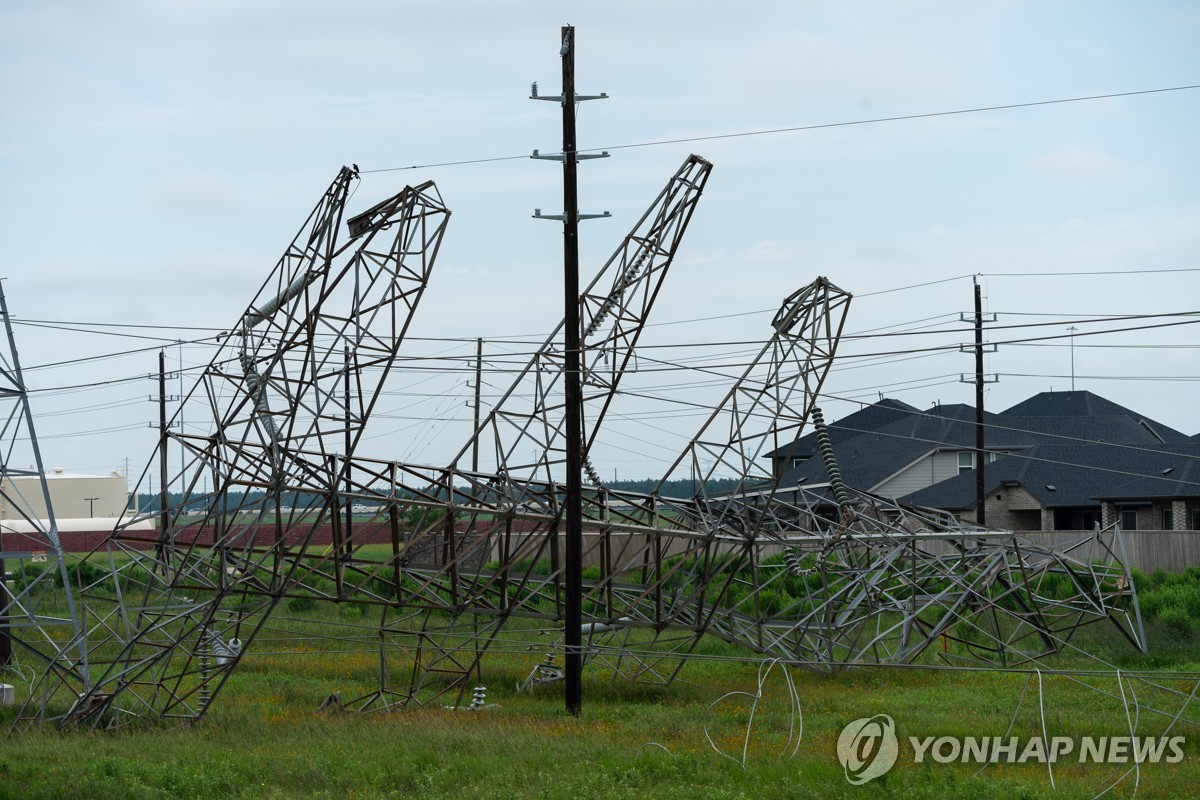 美 휴스턴 최고 170㎞/h 강풍…최소 7명 사망·100만가구 정전