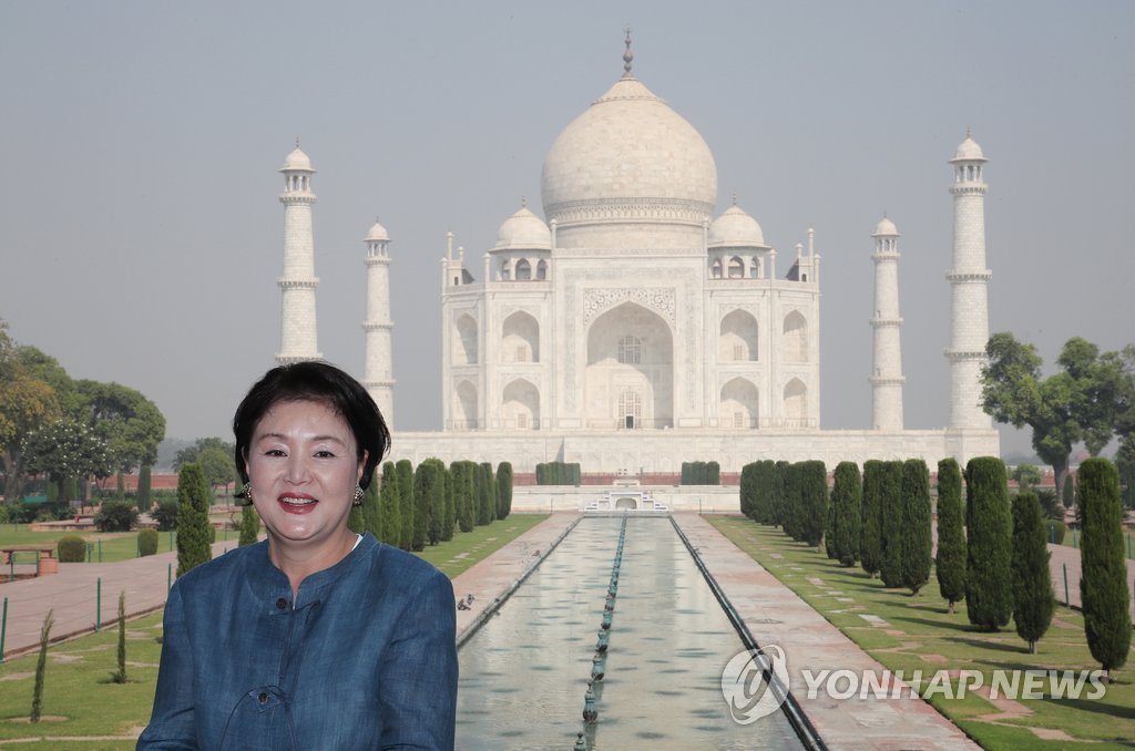 '김정숙 타지마할 논란'에 입 연 文 "첫 배우자 단독외교"(종합)