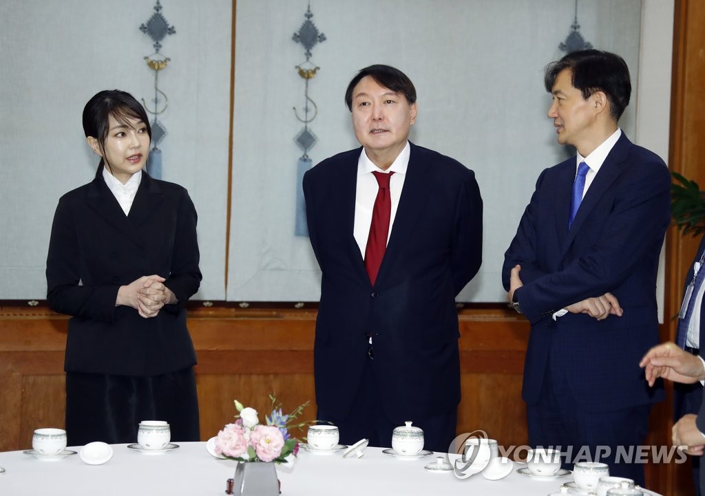 尹대통령, 조국과 악수…5년 만에 공식 석상 첫 대면