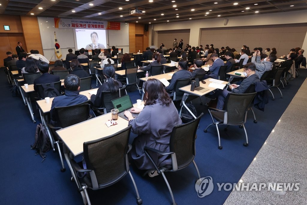 [삶] "직장상사가 벽 보고 서있으라고 하네요…나는 아이 아빠인데"