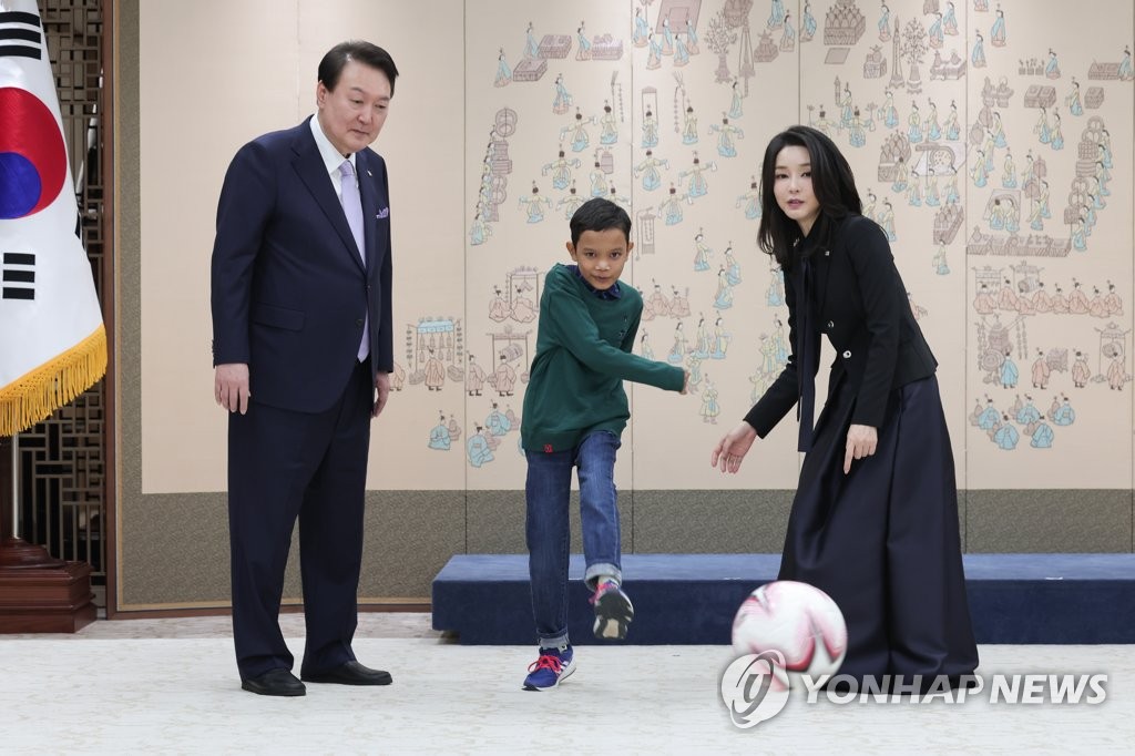 5개월만에 잠행 깬 김여사…대통령실 "정상 배우자 역할 계속"(종합)