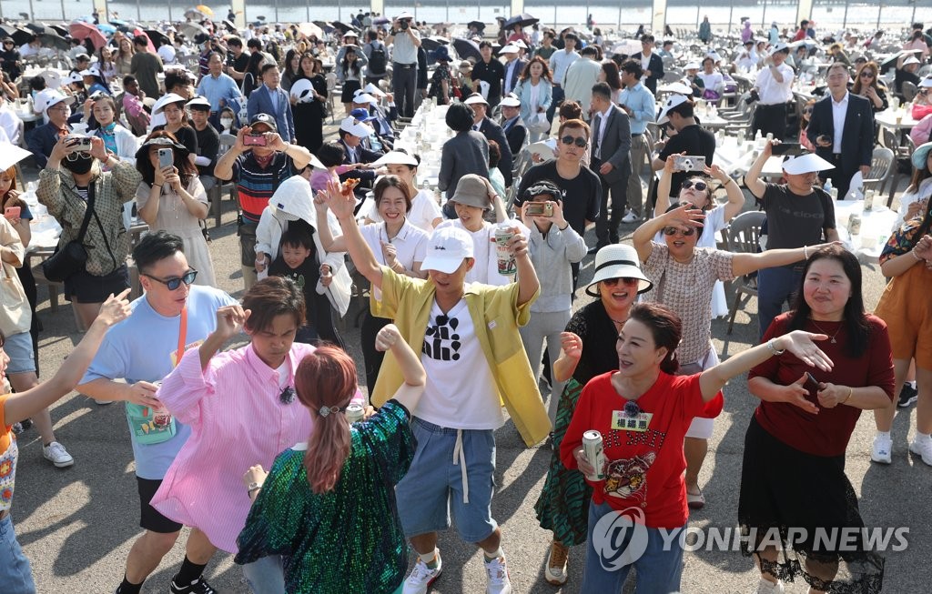 인천항서 외국인 1만명 파티…닭강정 6천마리 공수 비결은