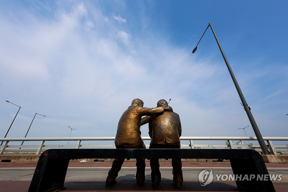 마포대교 난간 위 10대 구조하다 경찰관 함께 추락…곧바로 구조