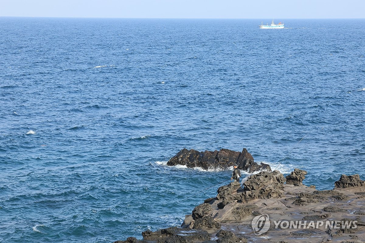 갯바위서 사진 찍다가 3ｍ 아래 추락한 60대 병원 이송