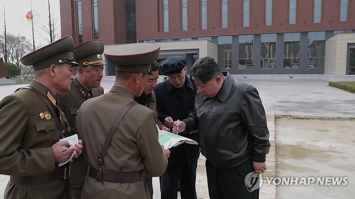 김정은, 완공된 당 중앙간부학교 점검…"천만년 미래 굳건 확신"