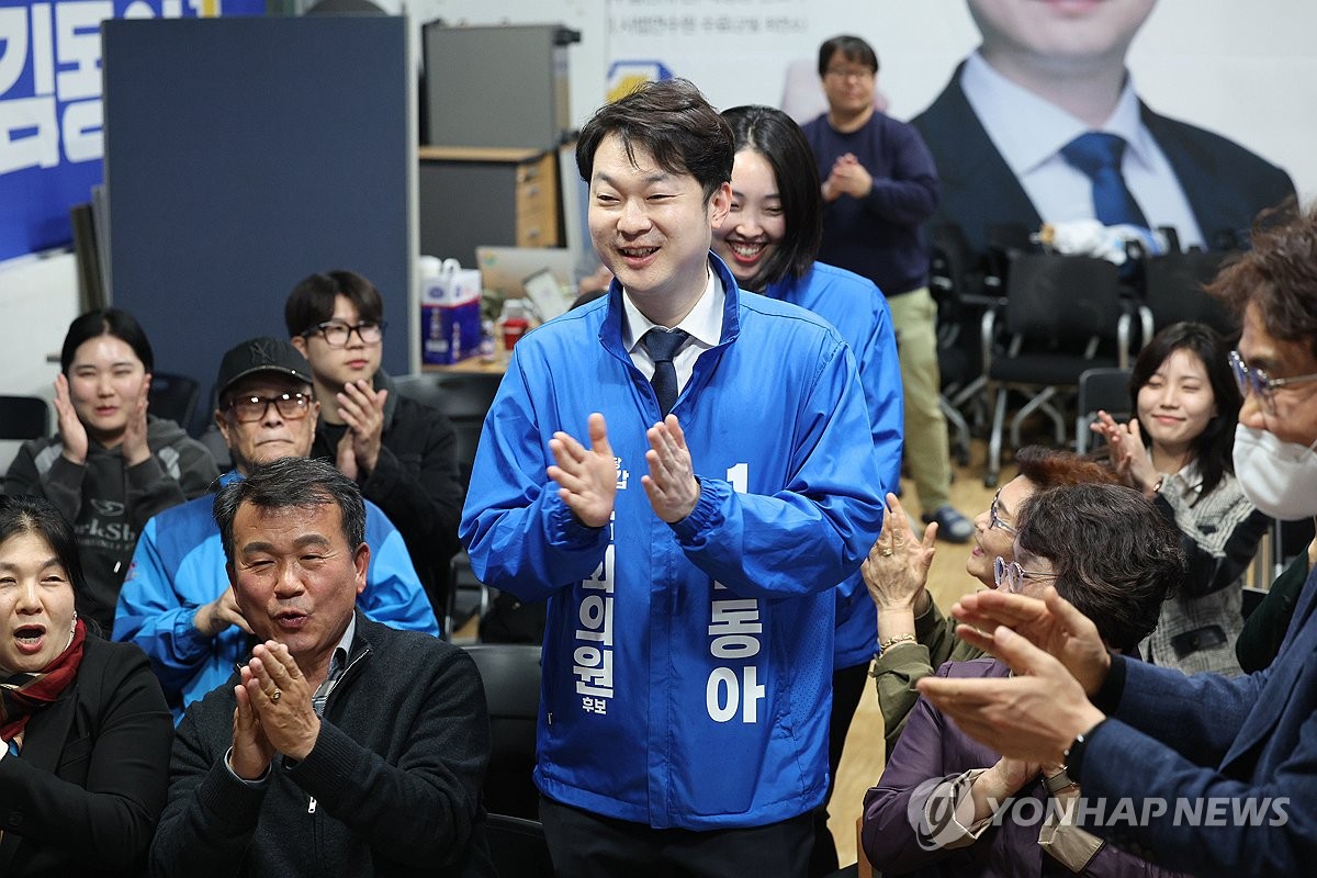 與 "민주당 김동아, 학폭 의혹 사실이면 공복 자격없어"