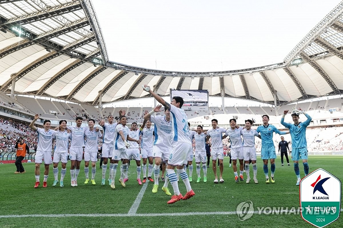 고공비행 포항·김천과 추락한 서울·전북…한 바퀴 돈 K리그1