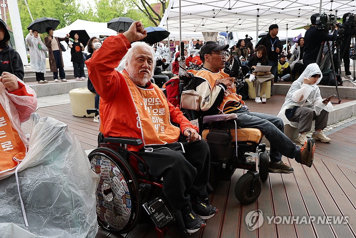 서울 지하철역에 '이동권 보장' 스티커 붙인 장애인단체 무죄