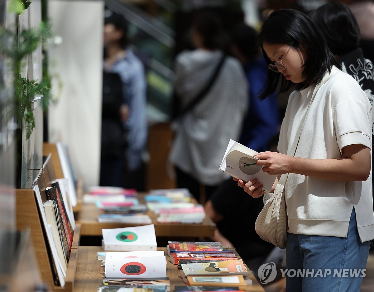 서울 공공도서관 대출 1·2위는 소설 '불편한 편의점' 시리즈