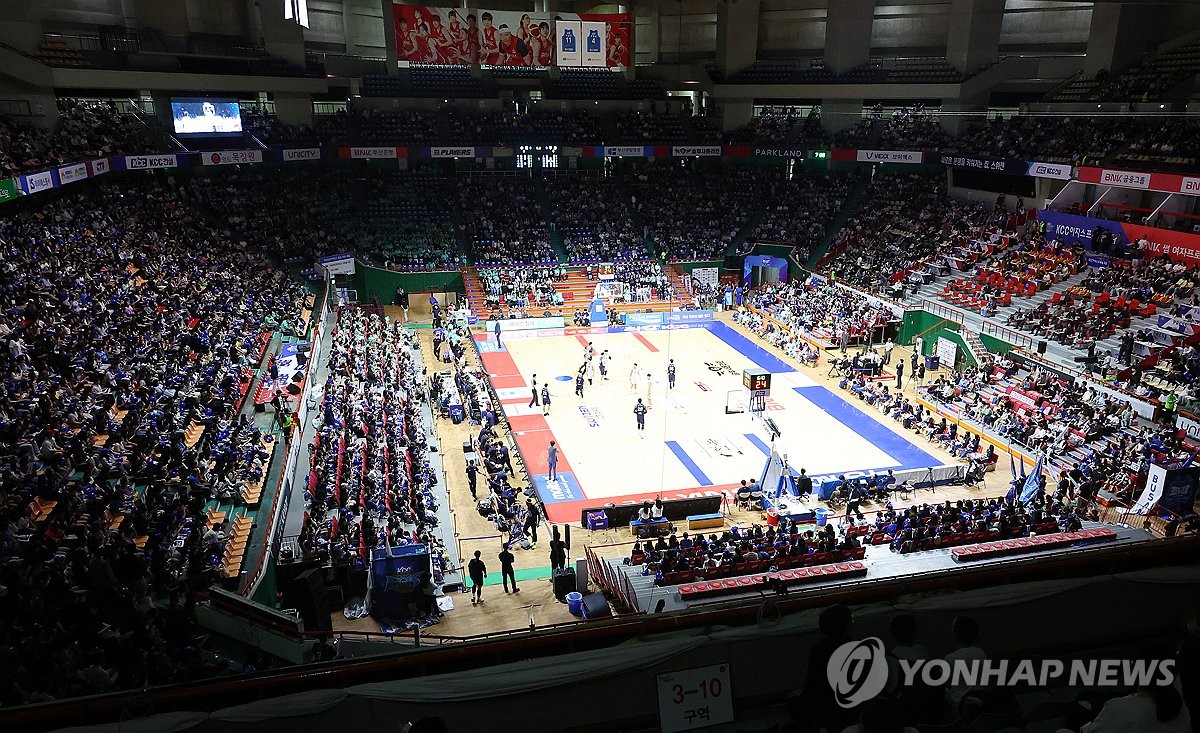 허씨 형제 '명승부' 보자…프로농구 13년 만에 '연속 1만 관중'