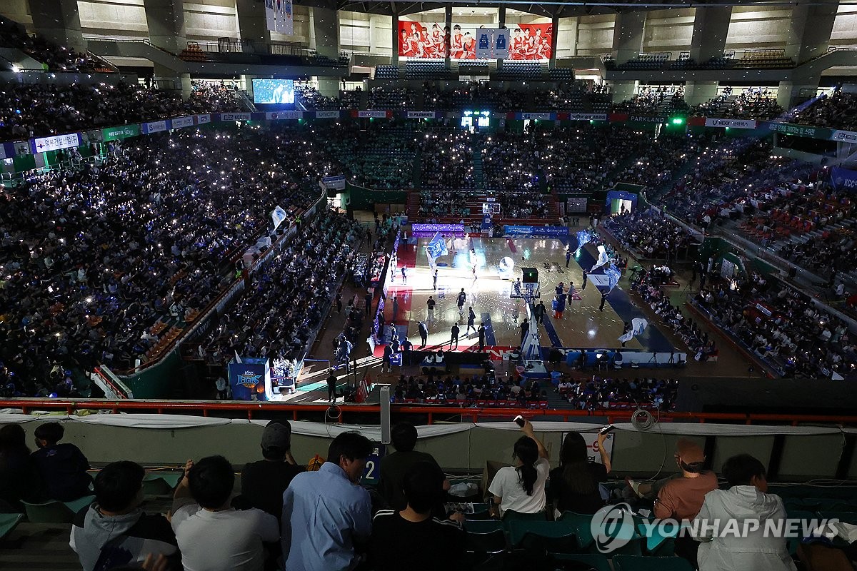 [프로농구결산] ②사상 첫 아시아쿼터 MVP…12년 만에 '1만 관중' 경기