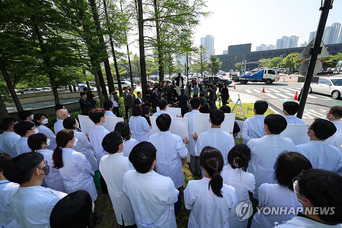 의대증원하면 1주일 휴진하겠다는 의사들…정부 "환자 생각해야"