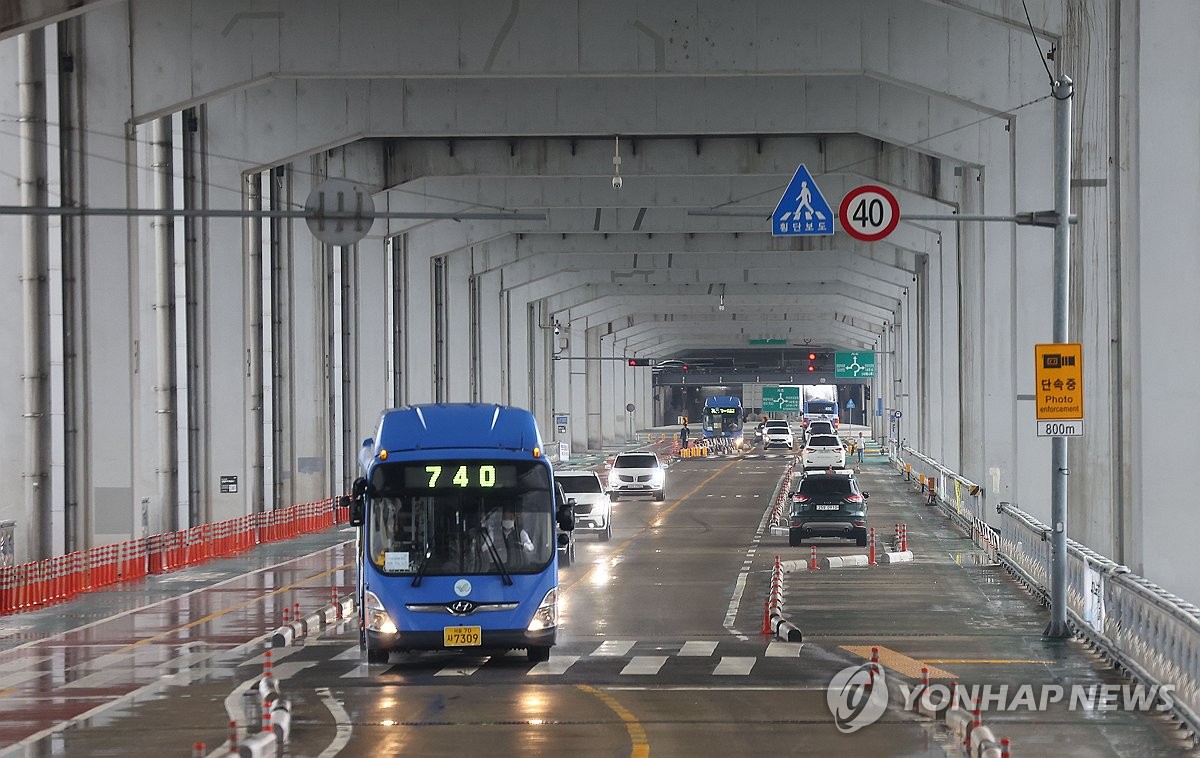 어린이날 전국에 '야속한 비'…항공편 결항에 도로 침수도