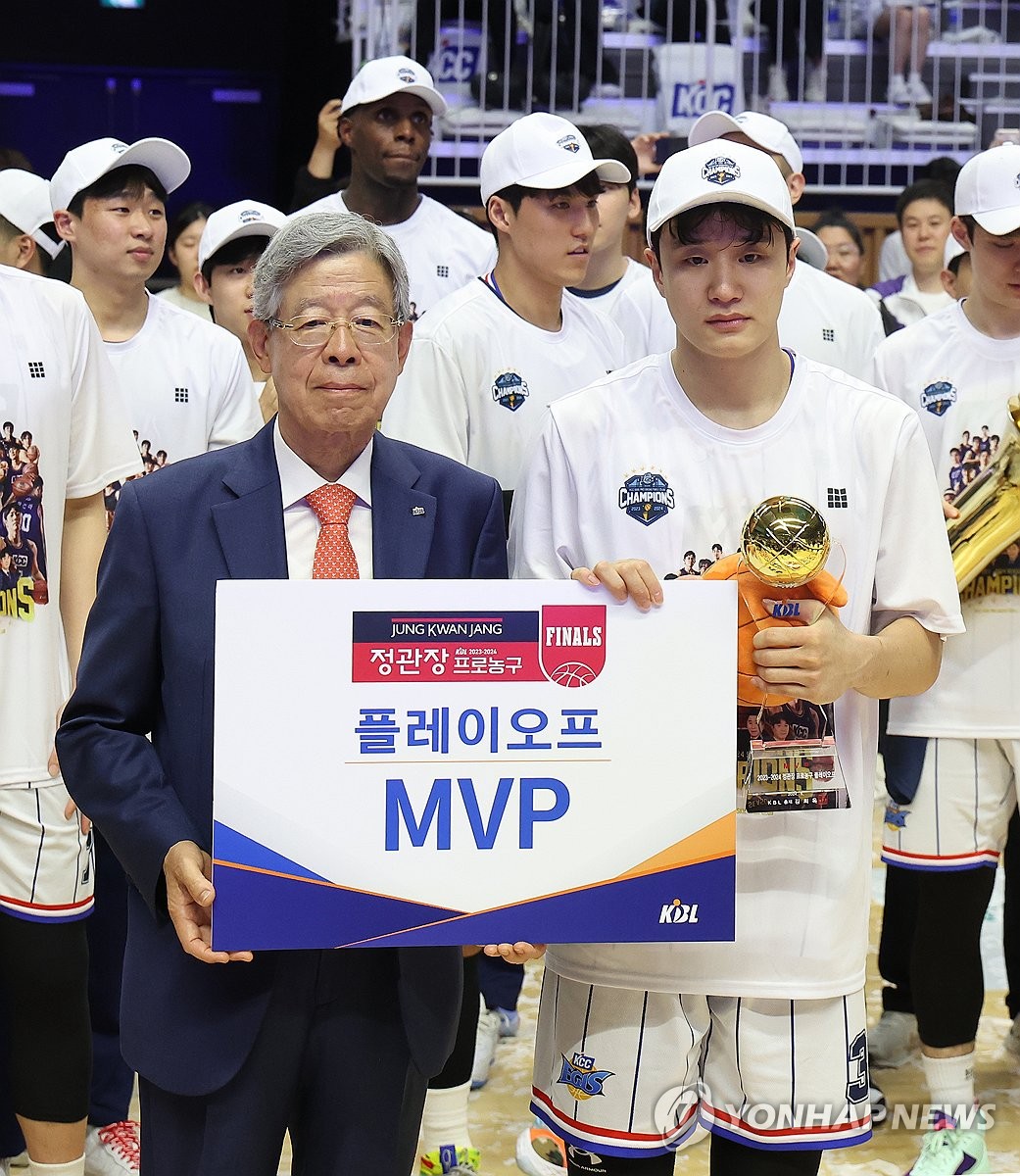 프로농구 KCC, 정규리그 5위 최초 챔프전 우승…MVP 허웅(종합2보)