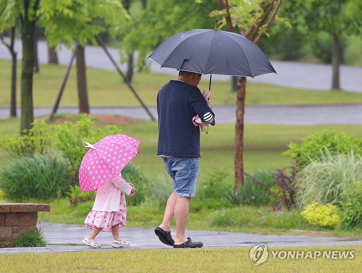 어린이날 연휴에 이어 이번 주말에도 전국에 제법 많은 비