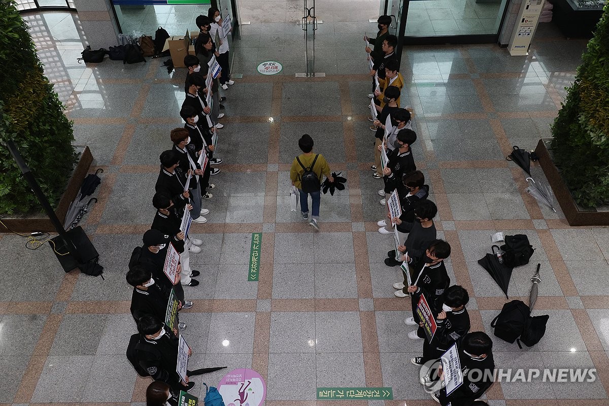 부산대 의대 교수진 "증원안 부결 무겁게 받아들여야"