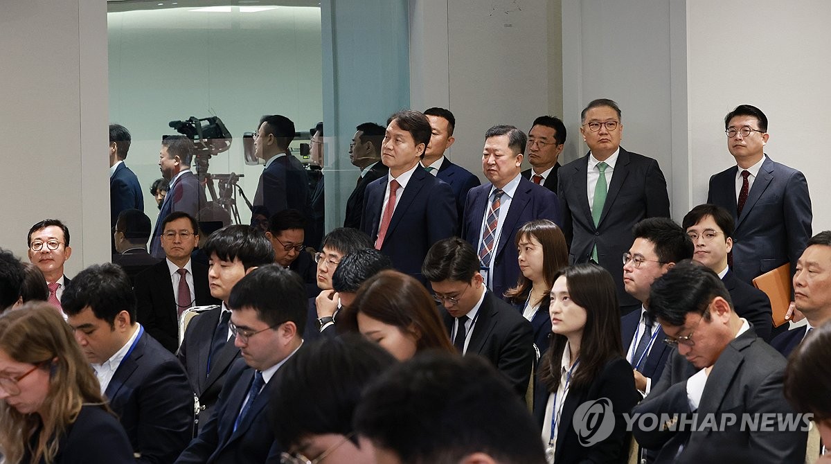 "송구" 몸 낮춰 시작한 尹…김여사 '처신'에 사과, 특검엔 "모순"