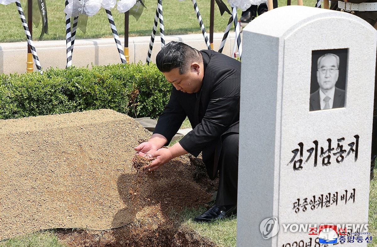 '北괴벨스' 김기남 영결식…김정은, 장지까지 동행하며 예우(종합)