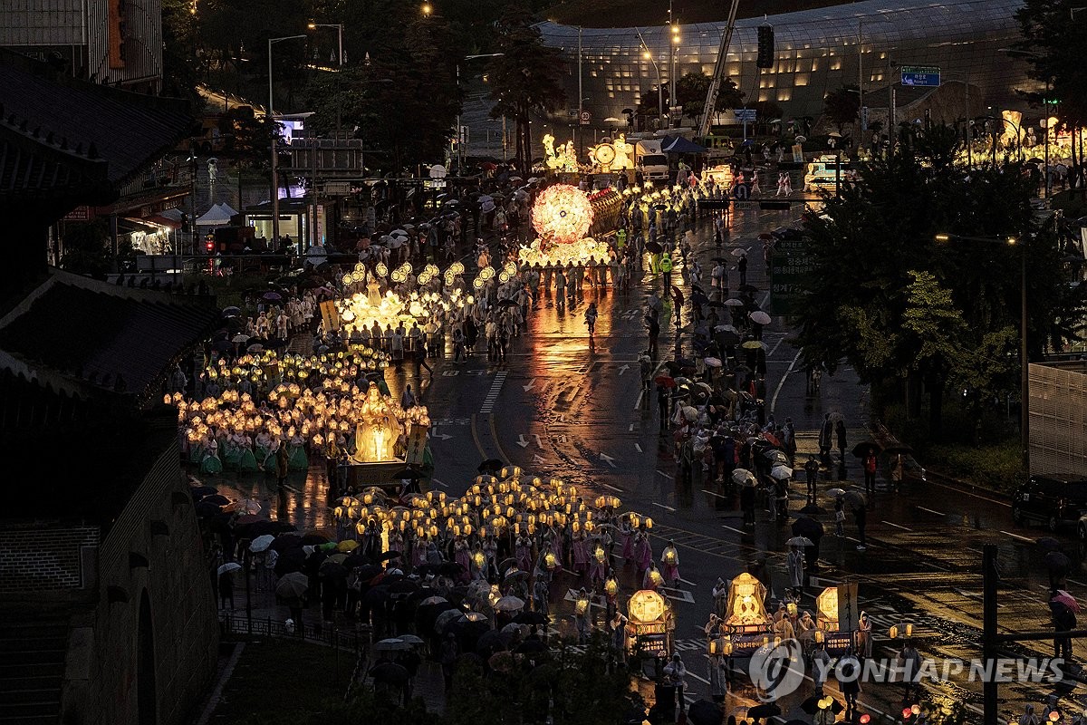 종로 수놓은 '자비의 연등'…노라조 열띤 무대에 종각 '들썩'(종합)