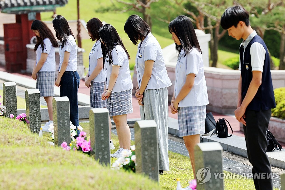 "올해는 폄훼 근절되길" 44주년 앞둔 5·18 묘지 참배 물결