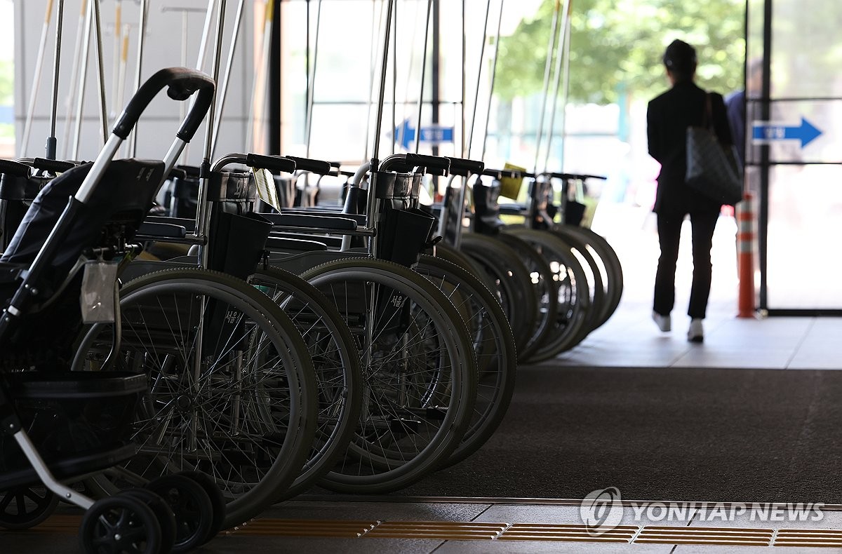 의대 증원 '속행 vs 좌초' 갈림길…법원 판단에 '촉각'