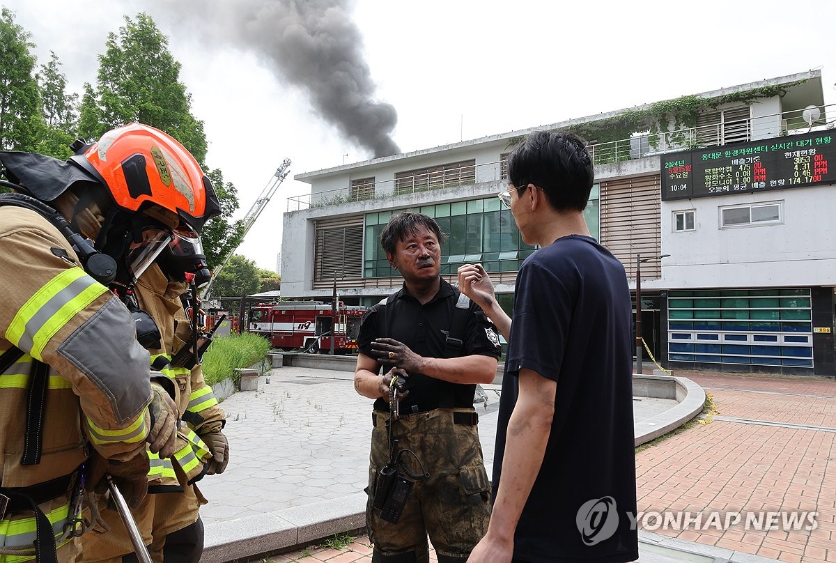 용두동 폐기물처리업체 화재 16시간째 계속…재활용품 많아 난항(종합2보)